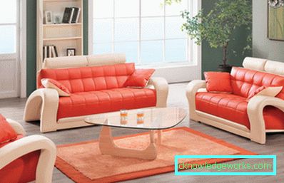 Foto: Glastisch fügt sich harmonisch in das orangefarbene Wohnzimmer ein