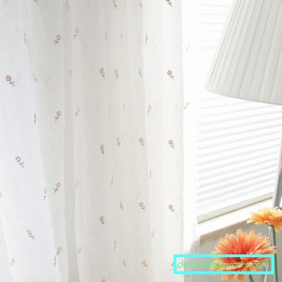 Weiße Vorhänge - kühnes Design mit Geschmack. Echte Fotos im Innenraum