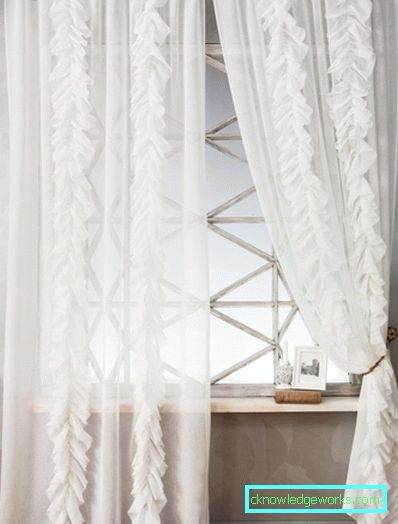Weiße Vorhänge - kühnes Design mit Geschmack. Echte Fotos im Innenraum