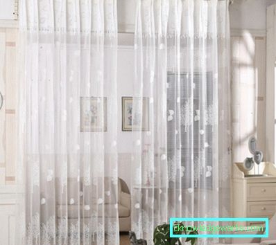Weiße Vorhänge - kühnes Design mit Geschmack. Echte Fotos im Innenraum
