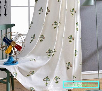 Weiße Vorhänge - kühnes Design mit Geschmack. Echte Fotos im Innenraum