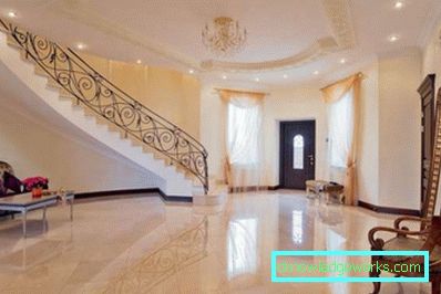 Entwerfen Sie einen Korridor in einem Privathaus mit einem Treppenhausfoto