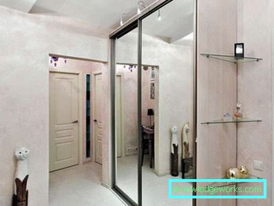 Entwerfen Sie einen Korridor in einer Einraumwohnung - Foto