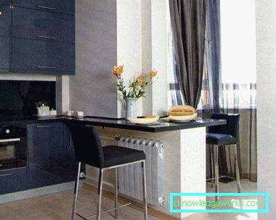 Design der Küche, kombiniert mit einem Balkon Design der Küche, kombiniert mit einem Balkon