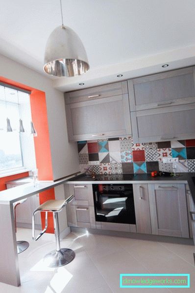 Design der Küche, kombiniert mit einem Balkon Design der Küche, kombiniert mit einem Balkon