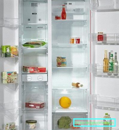 Zweitüriger Kühlschrank mit Gefrierfach Zweitüriger Kühlschrank mit Gefrierfach