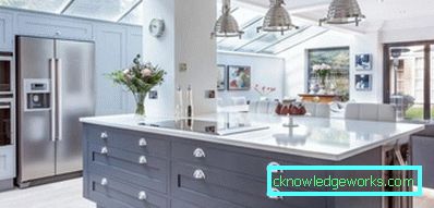 Zweitüriger Kühlschrank mit Gefrierfach Zweitüriger Kühlschrank mit Gefrierfach