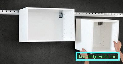Wie man Küchenschränke an die Wand hängt Wie man Küchenschränke an die Wand hängt