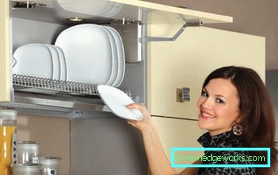 Wie man Küchenschränke an die Wand hängt Wie man Küchenschränke an die Wand hängt