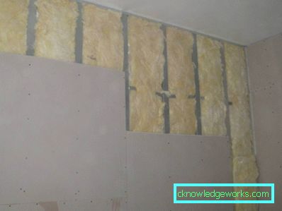 Wie man Küchenschränke an die Wand hängt Wie man Küchenschränke an die Wand hängt