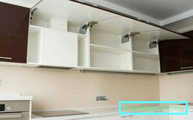 Wie man Küchenschränke an die Wand hängt Wie man Küchenschränke an die Wand hängt