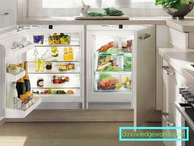 So platzieren Sie einen Kühlschrank in einem kleinen Küchenfoto