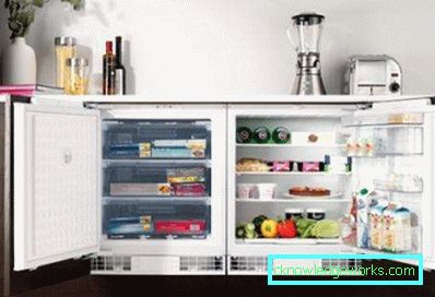 So platzieren Sie einen Kühlschrank in einem kleinen Küchenfoto