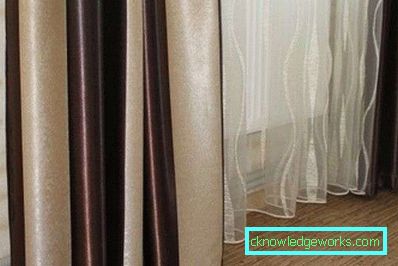 Brown-Vorhänge im Wohnzimmerinnenraum