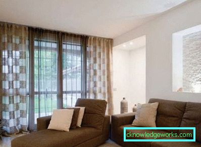 Brown-Vorhänge im Wohnzimmerinnenraum