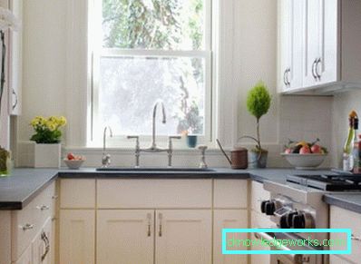 Küche mit Waschbecken am Fenster Küche mit Waschbecken am Fenster