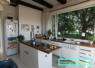 Küche mit Waschbecken am Fenster Küche mit Waschbecken am Fenster