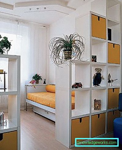 Kleine Küche von 5 Quadratmetern. m mit Kühlschrank Kleine Küche von 5 Quadratmetern. m mit Kühlschrank