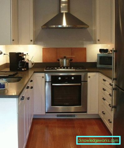 Kleine Küche von 5 Quadratmetern. m mit Kühlschrank Kleine Küche von 5 Quadratmetern. m mit Kühlschrank