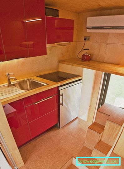Kleine Küche von 5 Quadratmetern. m mit Kühlschrank Kleine Küche von 5 Quadratmetern. m mit Kühlschrank