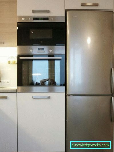 Kleine Küche von 5 Quadratmetern. m mit Kühlschrank Kleine Küche von 5 Quadratmetern. m mit Kühlschrank
