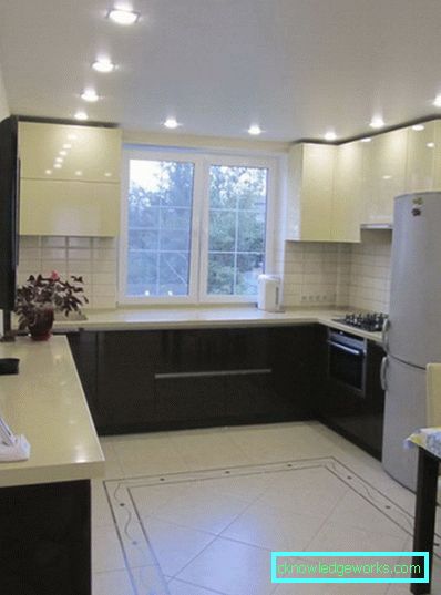 Kleine Küche von 5 Quadratmetern. m mit Kühlschrank Kleine Küche von 5 Quadratmetern. m mit Kühlschrank