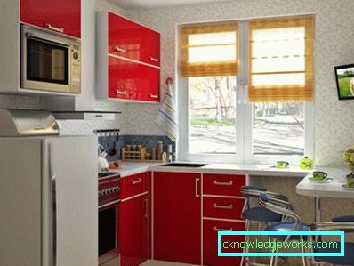 Kleine Küche von 5 Quadratmetern. m mit Kühlschrank Kleine Küche von 5 Quadratmetern. m mit Kühlschrank