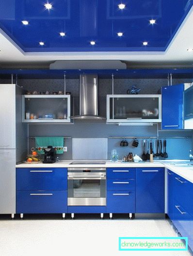 Kleine Küche von 5 Quadratmetern. m mit Kühlschrank Kleine Küche von 5 Quadratmetern. m mit Kühlschrank
