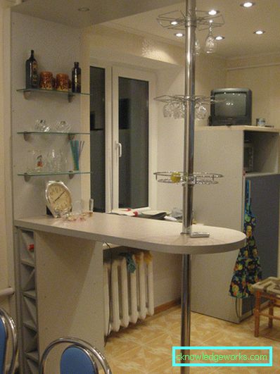 Kleine Küche mit einer Bar Kleine Küche mit Theke