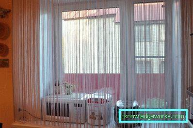 Baumwollvorhänge im Inneren der Küche Baumwollvorhänge im Inneren der Küche