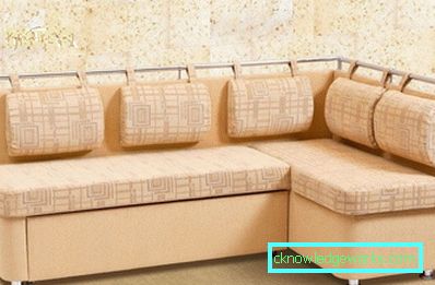 Klappsofa in der Küche mit einem Bett Klappsofa in der Küche mit einem Bett
