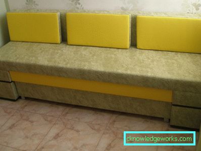 Klappsofa in der Küche mit einem Bett Klappsofa in der Küche mit einem Bett