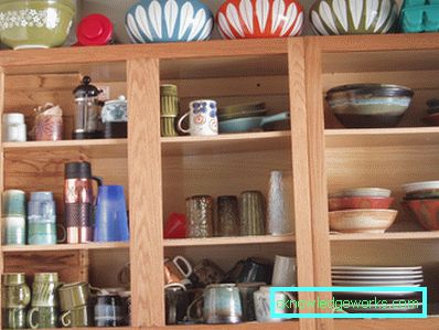 Geschirrschrank in der Küche Geschirrschrank in der Küche