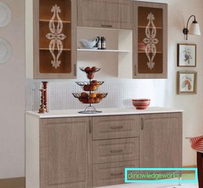 Geschirrschrank in der Küche Geschirrschrank in der Küche