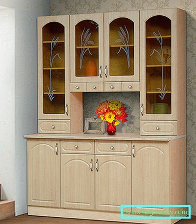 Geschirrschrank in der Küche Geschirrschrank in der Küche