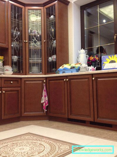 Geschirrschrank in der Küche Geschirrschrank in der Küche