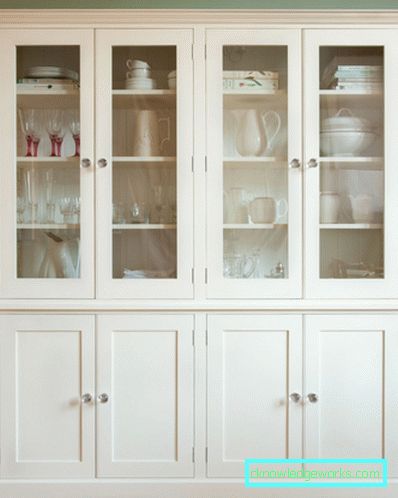 Geschirrschrank in der Küche Geschirrschrank in der Küche