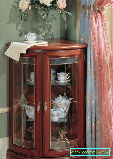 Geschirrschrank in der Küche Geschirrschrank in der Küche