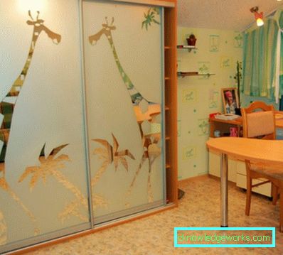 138-Kleiderschrank im Kinderzimmer - was