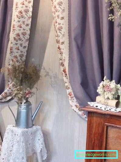 Lila Vorhänge im Wohnzimmerinnenraum - Fotos in einer Stadtwohnung