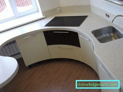 Tisch aus Kunststein in der Küche Tisch aus Kunststein in der Küche