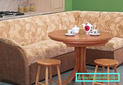 Ecksofa in der Küche mit einem Bett Ecksofa in der Küche mit einem Bett