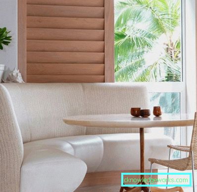 Ecksofa in der Küche mit einem Bett Ecksofa in der Küche mit einem Bett