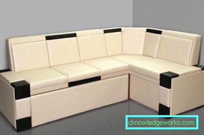 Ecksofa in der Küche mit einem Bett Ecksofa in der Küche mit einem Bett