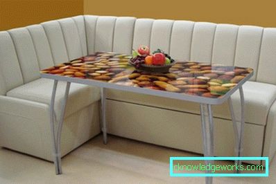 Ecksofa in der Küche mit einem Bett Ecksofa in der Küche mit einem Bett