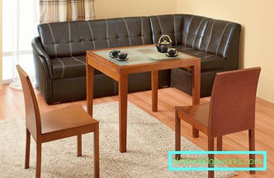 Ecksofa in der Küche mit einem Bett Ecksofa in der Küche mit einem Bett