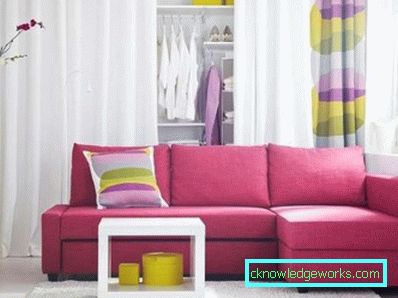 Ecksofa im Wohnzimmerinnenraum - Fotobeispiele und Bestückungsmethoden
