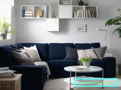 Ecksofa im Wohnzimmerinnenraum - Fotobeispiele und Bestückungsmethoden
