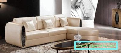 Ecksofa im Wohnzimmerinnenraum - Fotobeispiele und Bestückungsmethoden