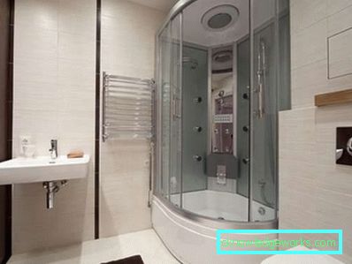 Badezimmer mit Dusche